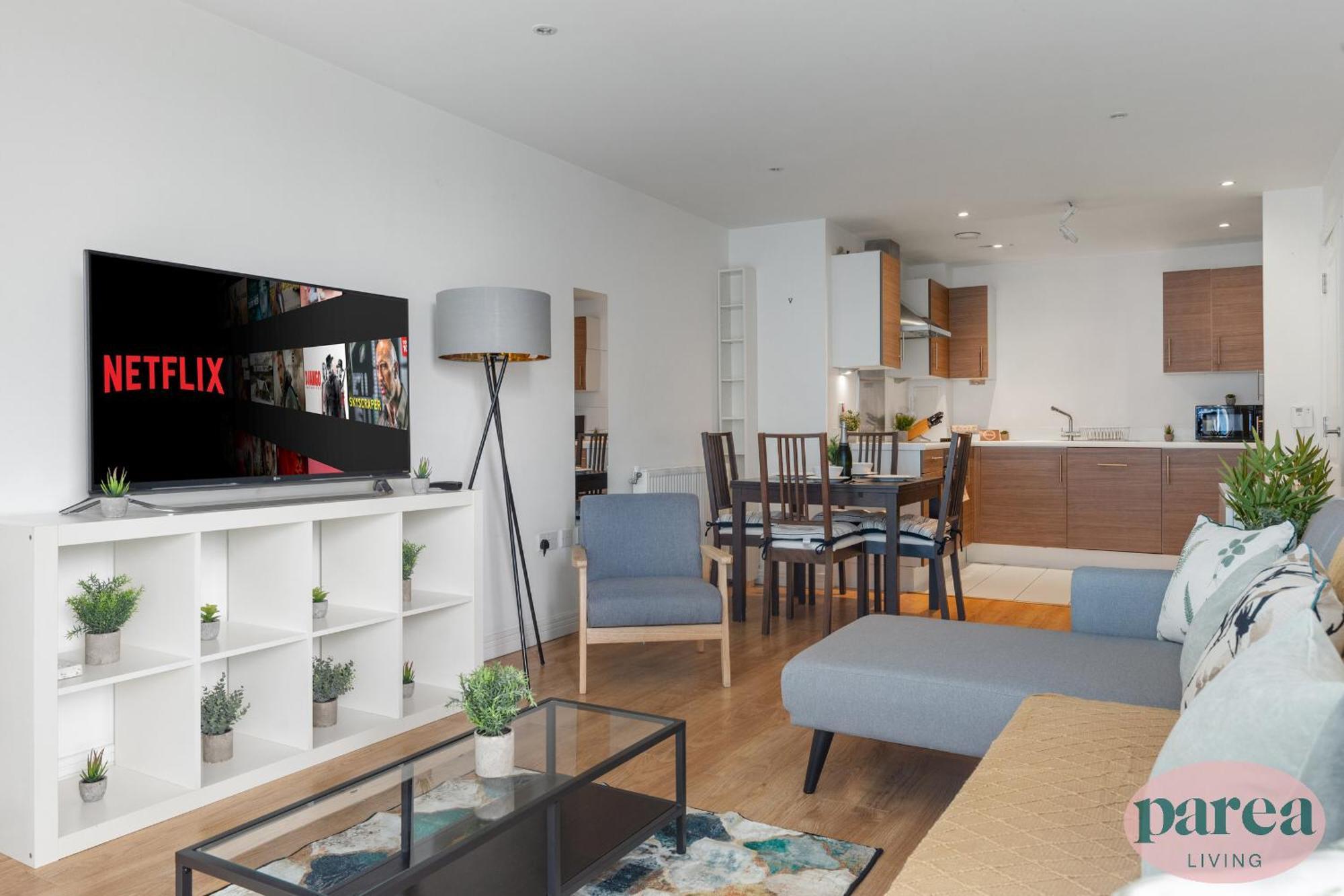 Parea Living - Colorful North With Balcony Views * Londra
