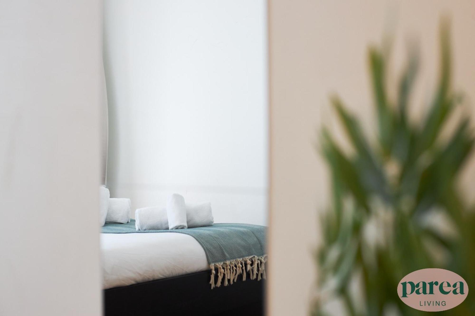 Parea Living - Colorful North With Balcony Views Londra