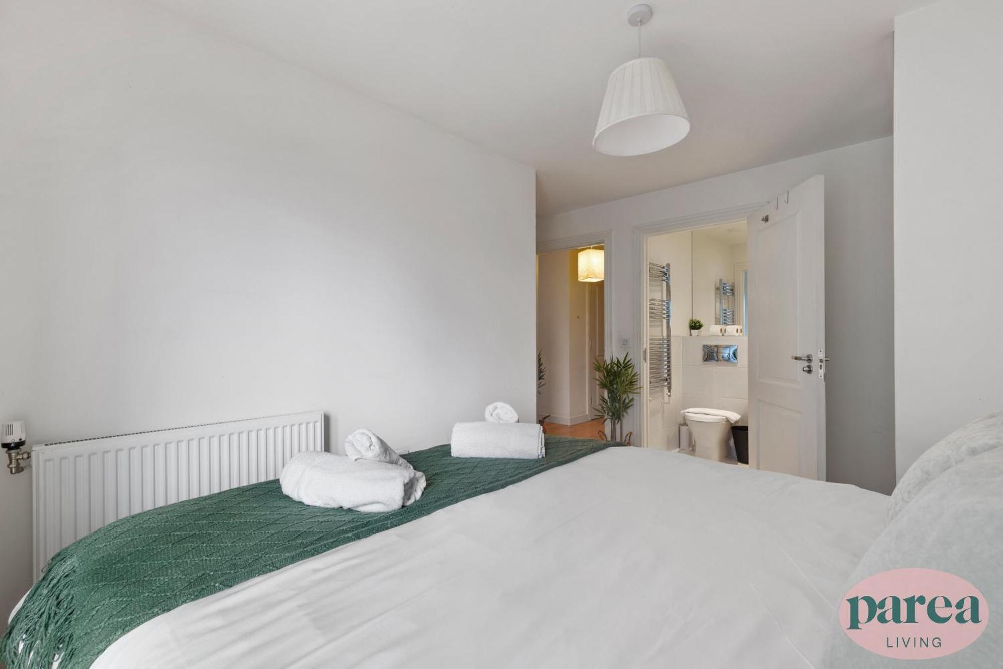Parea Living - Colorful North With Balcony Views * Londra