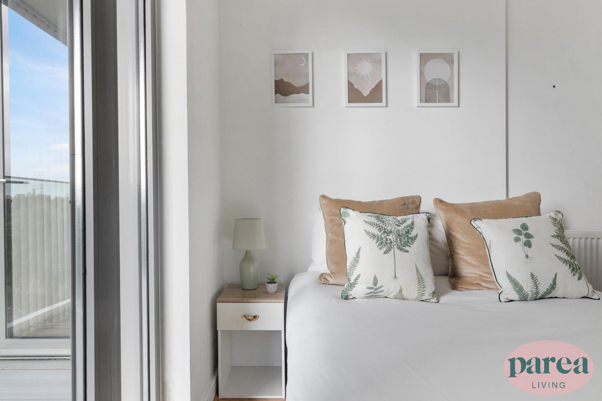 Parea Living - Colorful North With Balcony Views Londra
