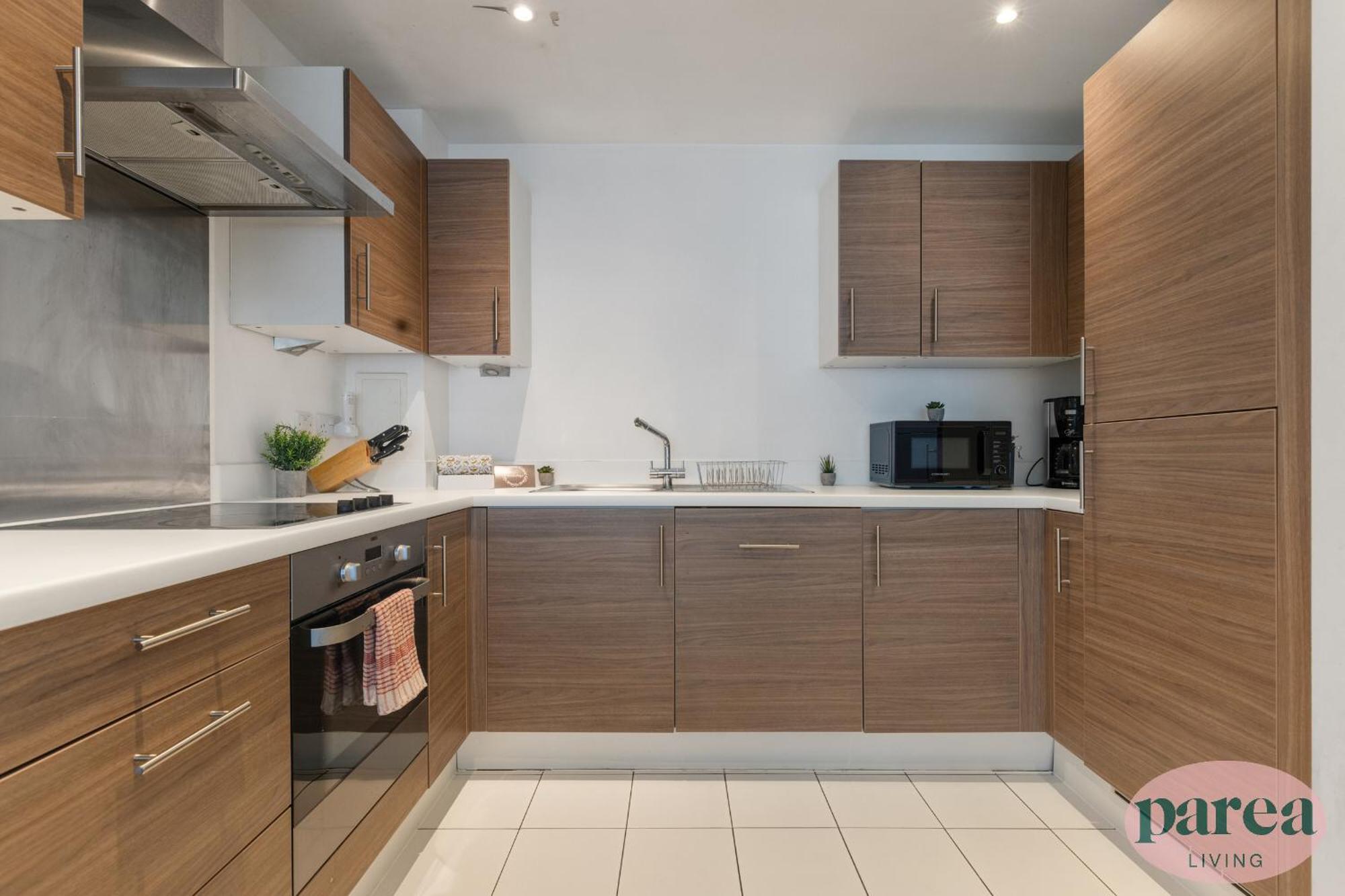 Parea Living - Colorful North With Balcony Views * Londra