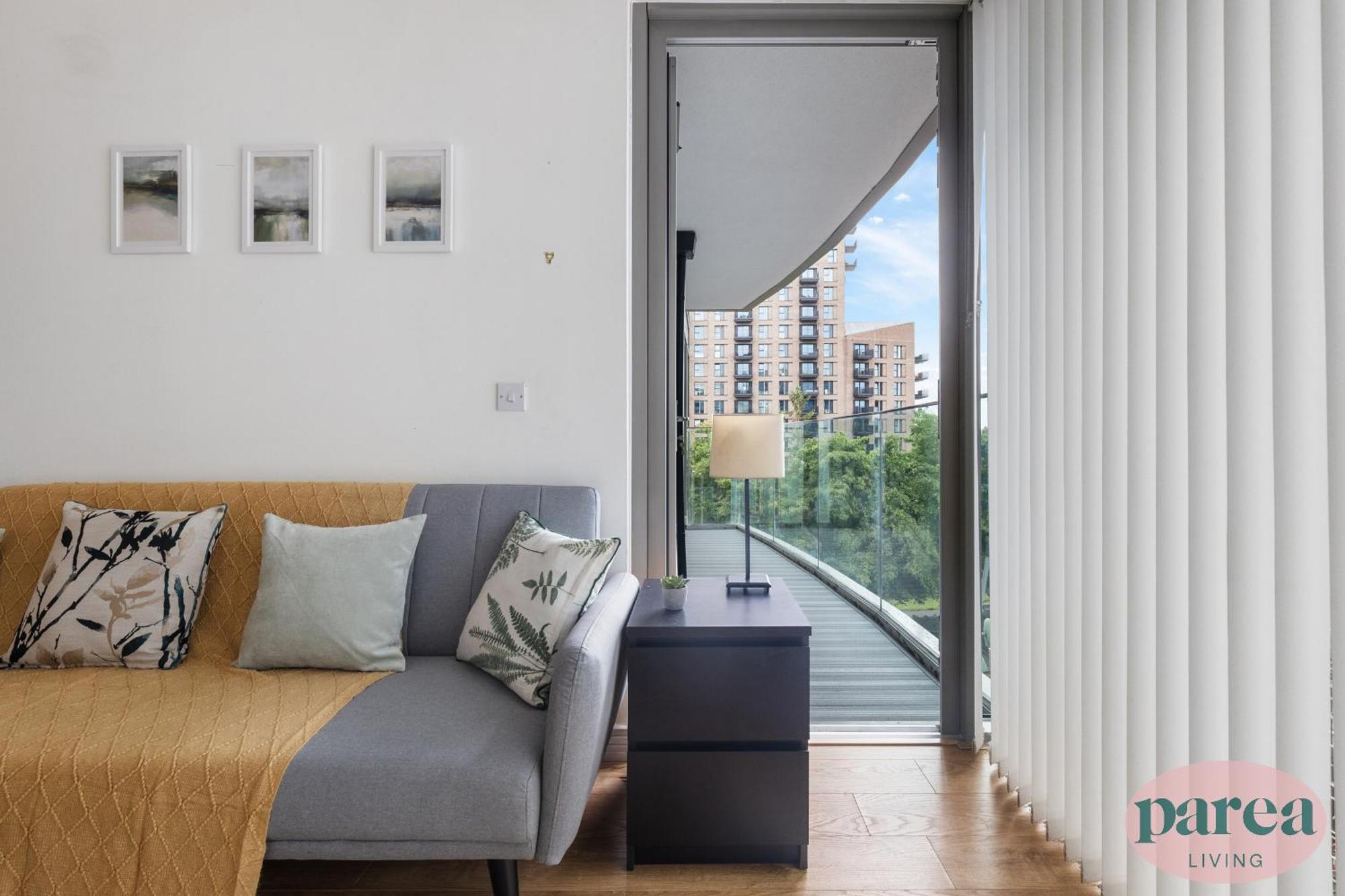Parea Living - Colorful North With Balcony Views * Londra