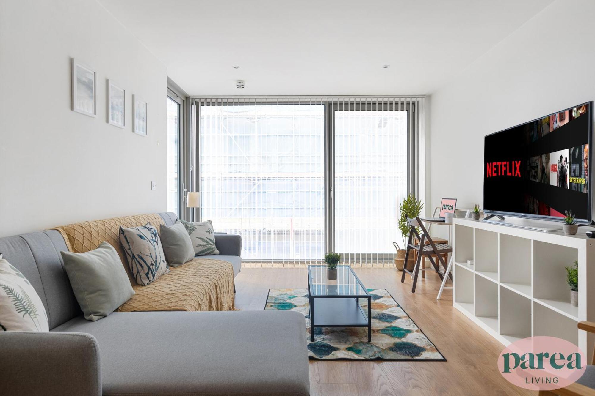 Parea Living - Colorful North With Balcony Views Londra