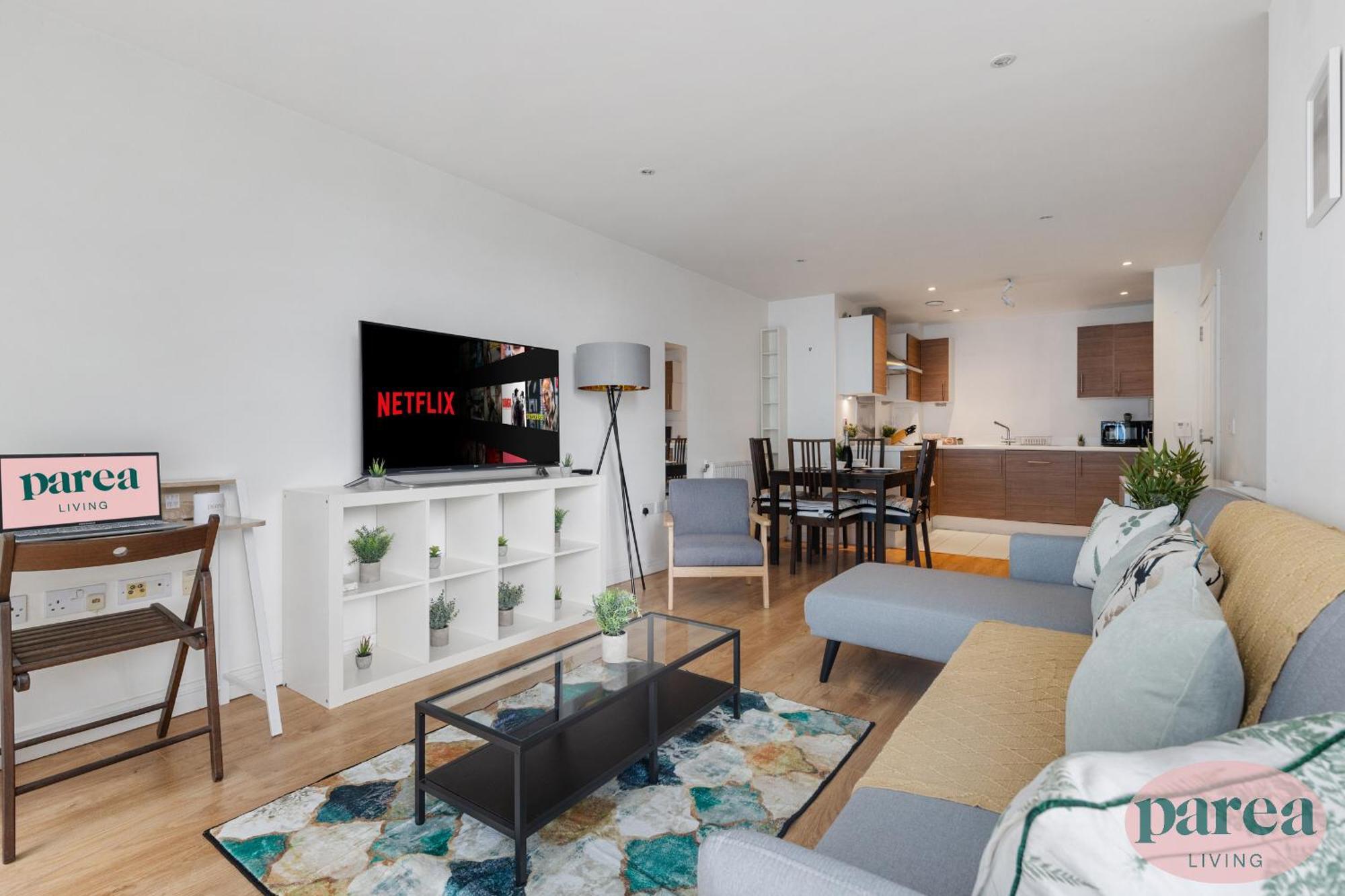 Parea Living - Colorful North With Balcony Views Londra