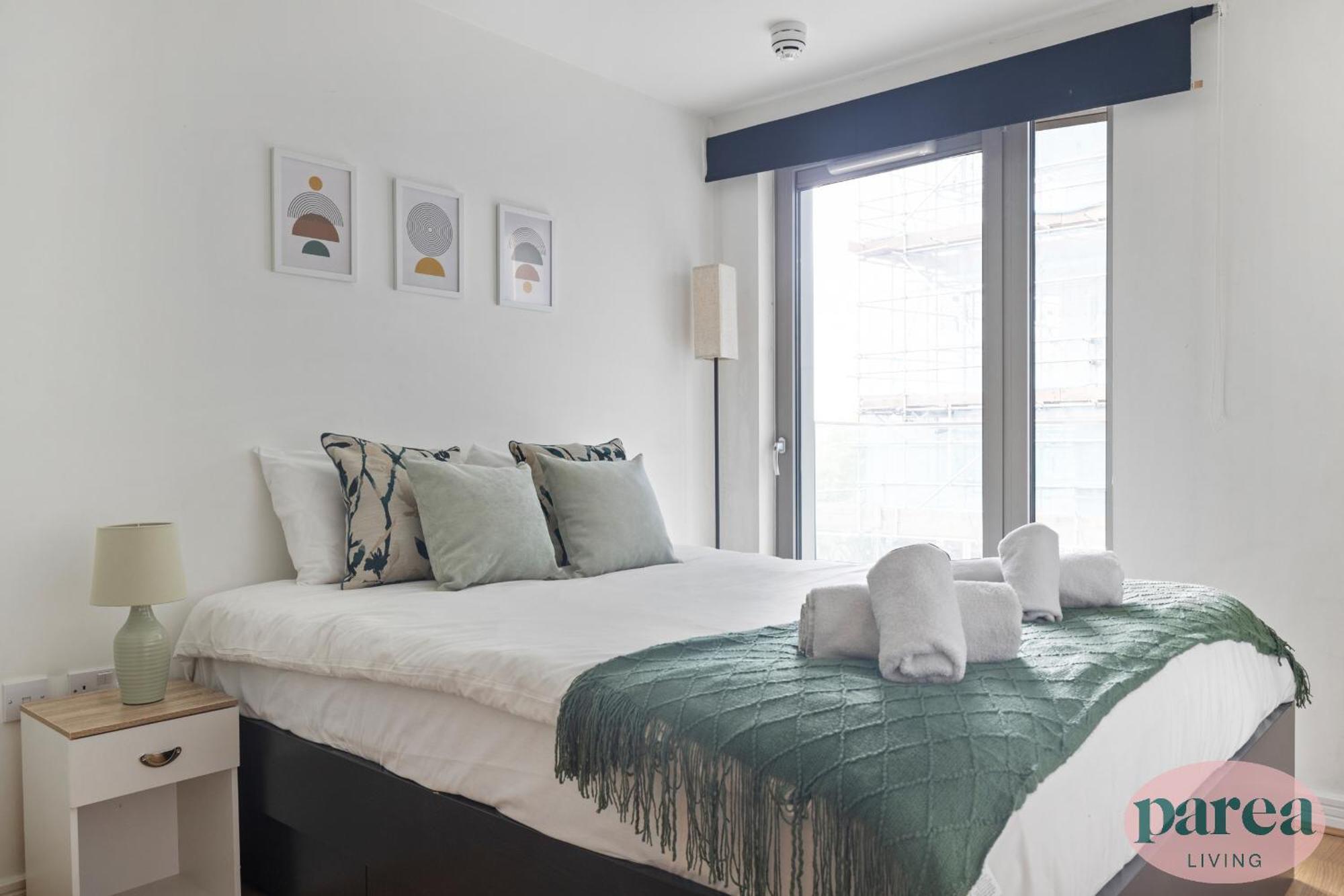 Parea Living - Colorful North With Balcony Views * Londra