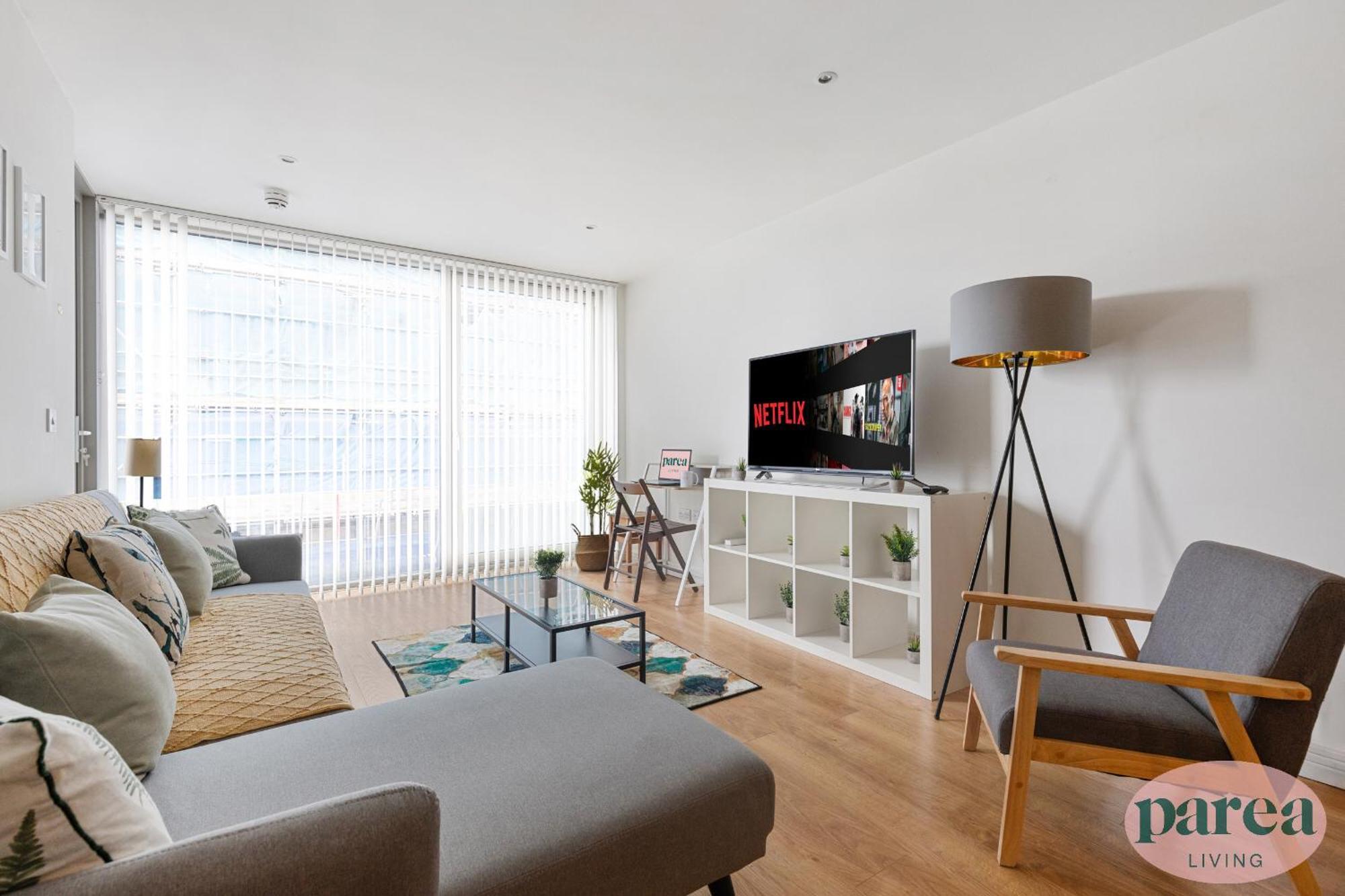 Parea Living - Colorful North With Balcony Views Londra